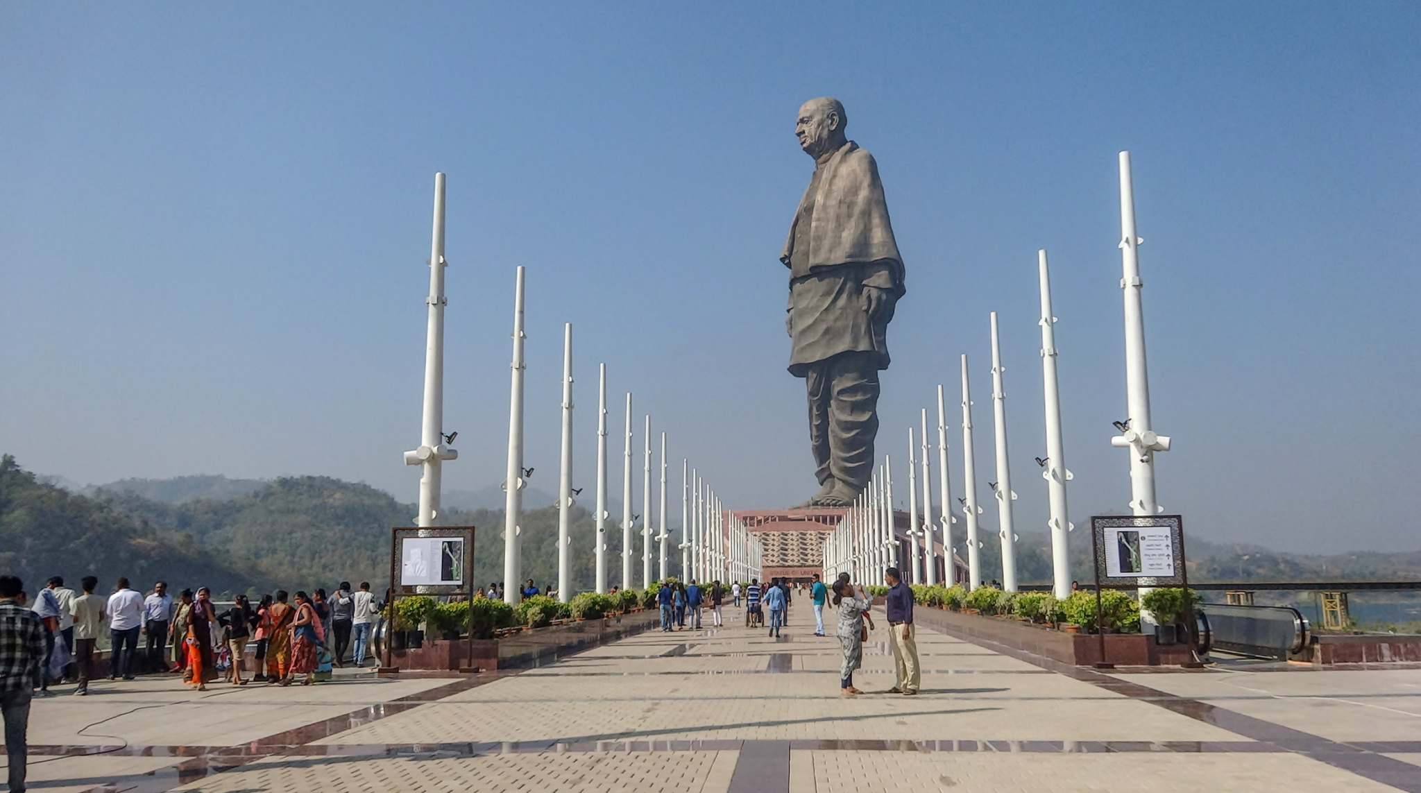 Где находится самая большая статуя. State of Unity Индия. Statue of Unity India. Высокий памятник. Статуя единства в России.